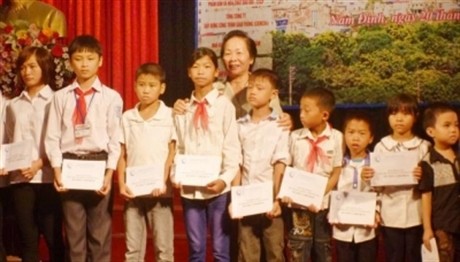 Nguyen Thi Doan remet des bourses aux enfants démunis à Nam Dinh - ảnh 1